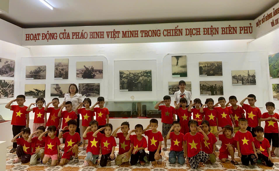 TRƯỜNG MẦM NON SỐ 2 XÃ NÀ NHẠN TỔ CHỨC CHO TRẺ  THAM QUAN TƯỢNG ĐÀI KÉO PHÁO